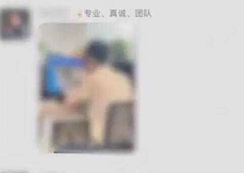 女子用手机办公遭老板拍照辱骂 背后原因简直惊呆了众人