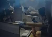 东航回应航班因充电宝冒烟备降 照片曝光实在是太吓人了