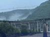 陕西一铁路桥被洪水冲垮 机车坠桥 简直太恐怖了